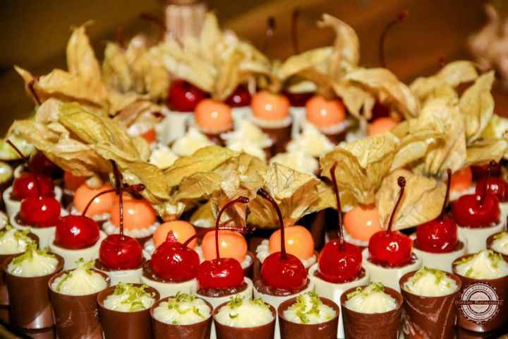 Doce com casca de chocolate