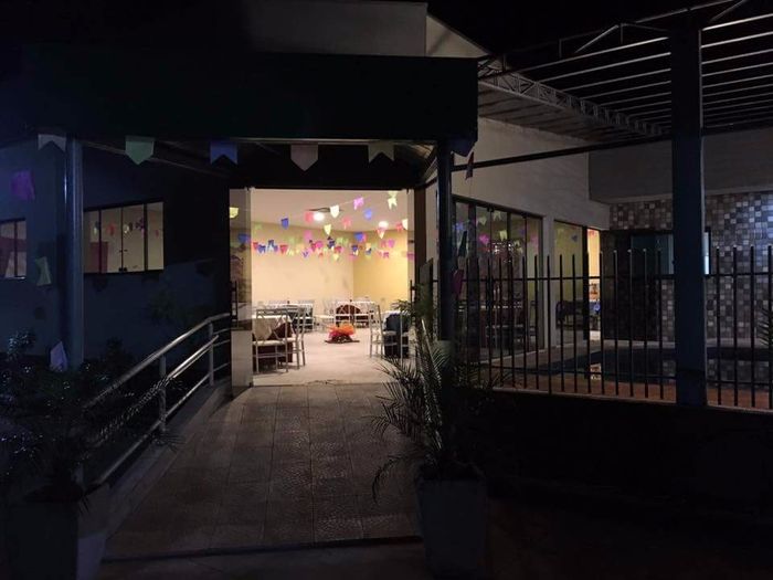 Noite s/ a luz do estacionamento estar acesa