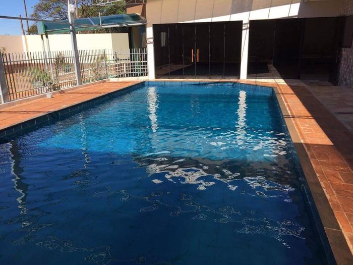Piscina ao lado do salão