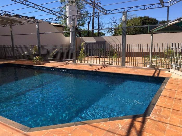 Piscina que fica ao lado do salão e do estacionamento
