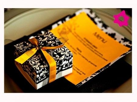 Lembrança com detalhe em renda preta e laço amarelo 