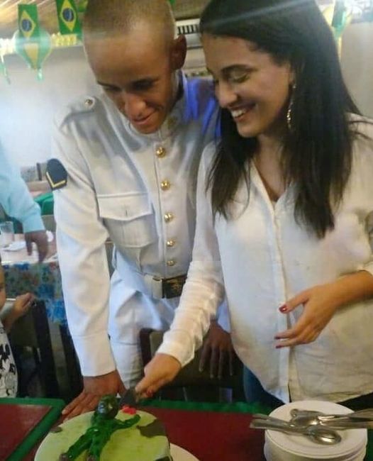 Nosso noivado. Sua formatura, levou um bolo e pediu eu cortar.