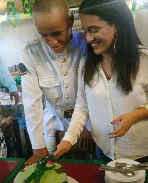 Nosso noivado. Sua formatura, levou um bolo e pediu eu cortar.