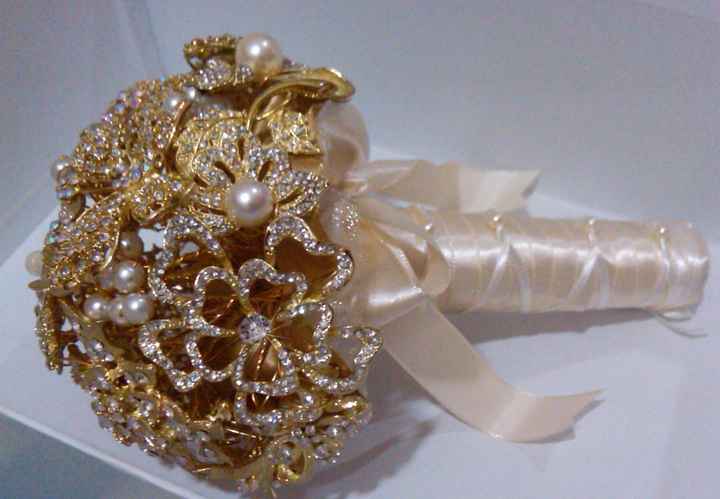 Buque dourado com Pedras
