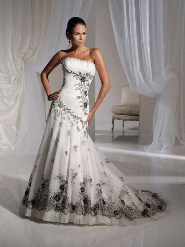 Com detalhes preto