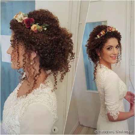Com coroa de flores