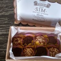 Brigadeiros de café, tradicional e chocolate branco