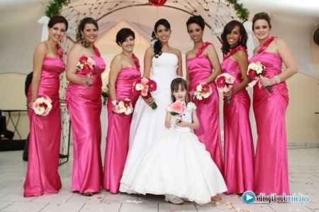 Madrinhas com a mesma cor de vestido.