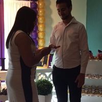 Minha mãe colocando a aliança no meu noivo