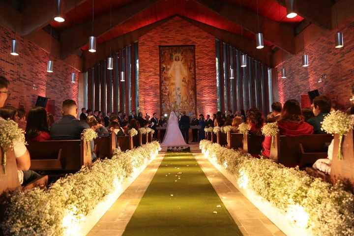 Decoração da igreja em tons de verde e branco!