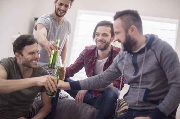 A. Uma despedida mais comportada com os amigos, em um churrasco ou um bar.