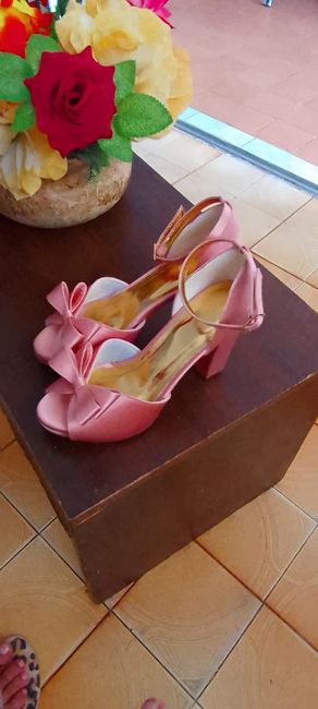 🌸 Outubro Rosa: Sapato da noiva com detalhes em rosa! 3