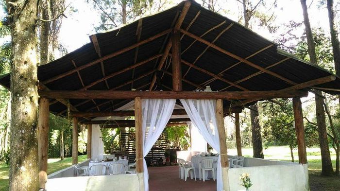 é possivel ter uma decoração rústica com cadeiras de plástico??? 2