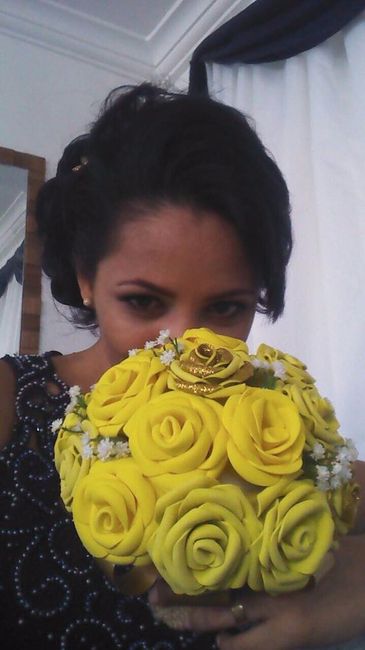 Com as rosas, fiz os buques das madrinhas em amarelo.