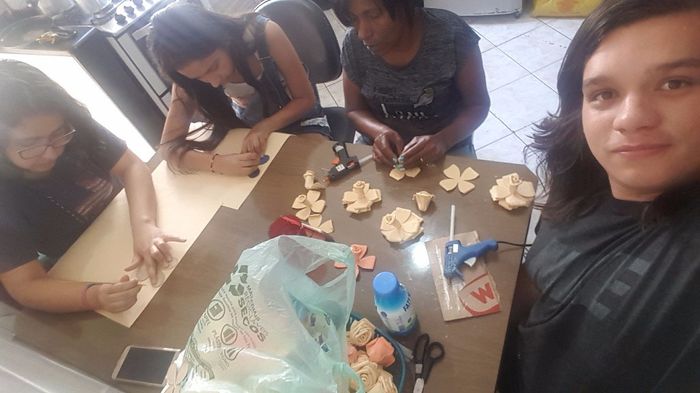 Chamei a familia e botei todo mundo p/ trabalhar kkkk