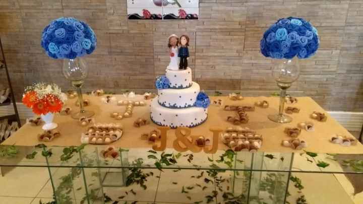Arranjos em tons de azul para a mesa do bolo.