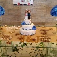 Arranjos em tons de azul para a mesa do bolo.