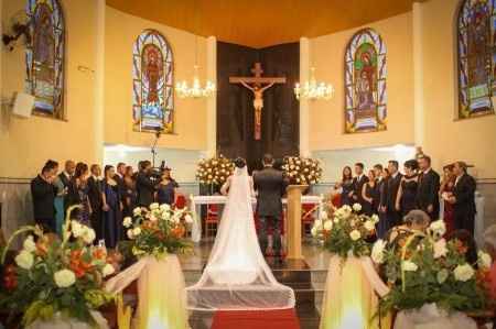 No altar ao lado dos noivos
