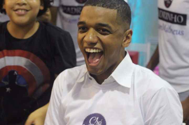 Olha a felicidade do noivo kkkkkkkkk
