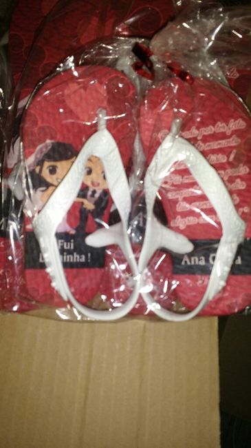 Chinelos personalizados para as madrinhas, daminhas, irmã do noivo e mãe. - 3