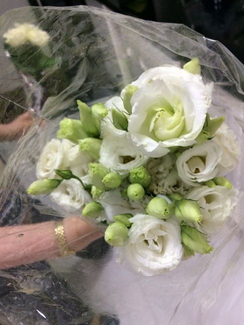 Momento em que minha mãe comprou as flores, na manhã do dia do casamento