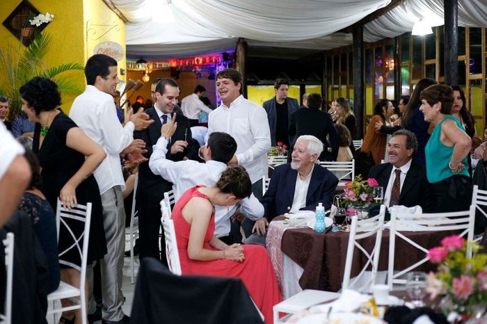 Os homens enchendo a garrafa com o corte da gravata
