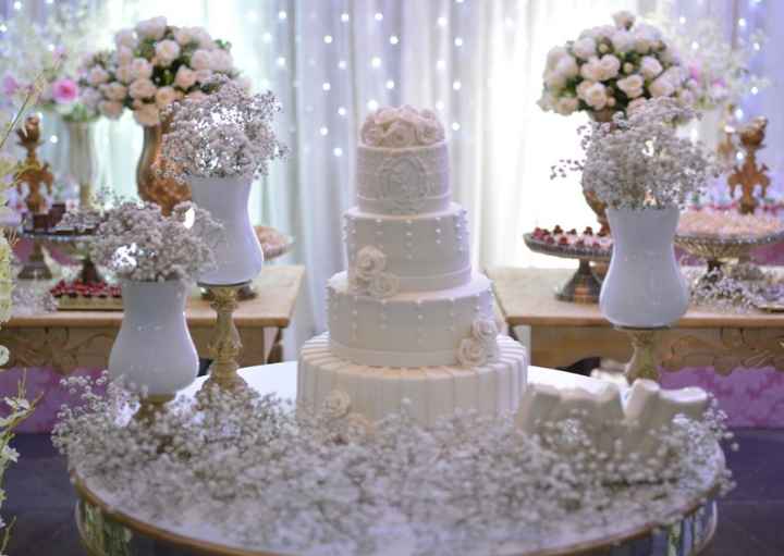 Flores de açúcar ou naturais no bolo de casamento - 1