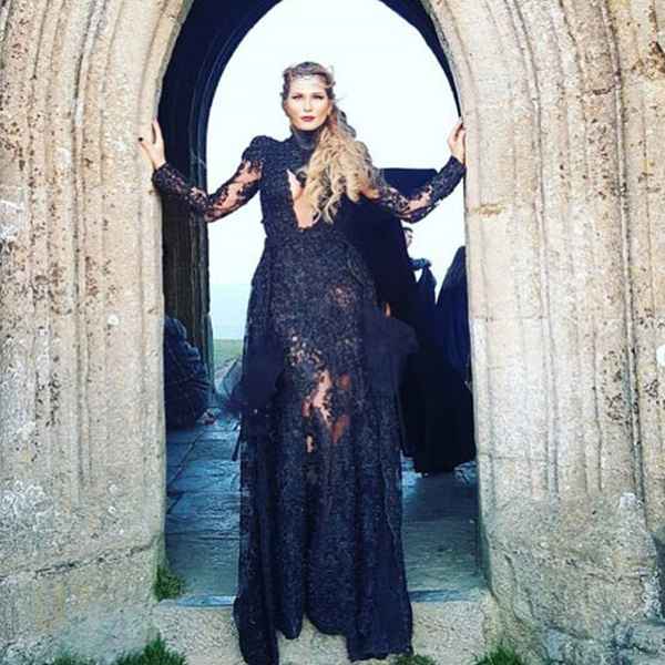 Bloody Mary: Casaria de Vestido Preto? - 1