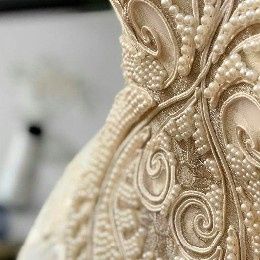 Olha os detalhes do bordado à mão