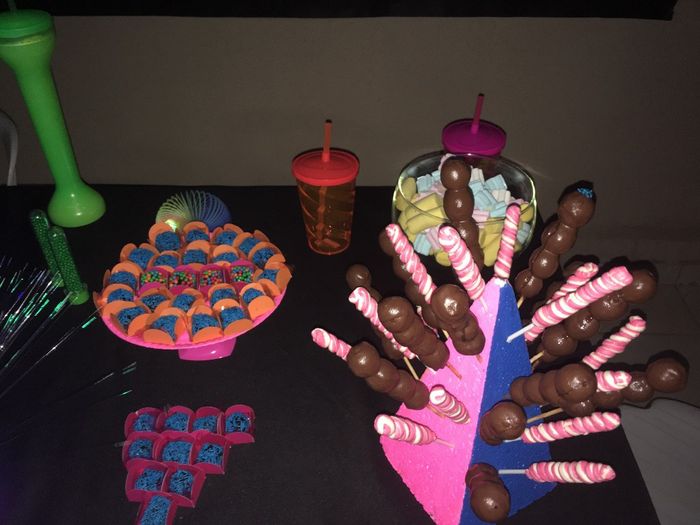 uvas com chocolate, pirulitos, marshmallows, brigadeiros!