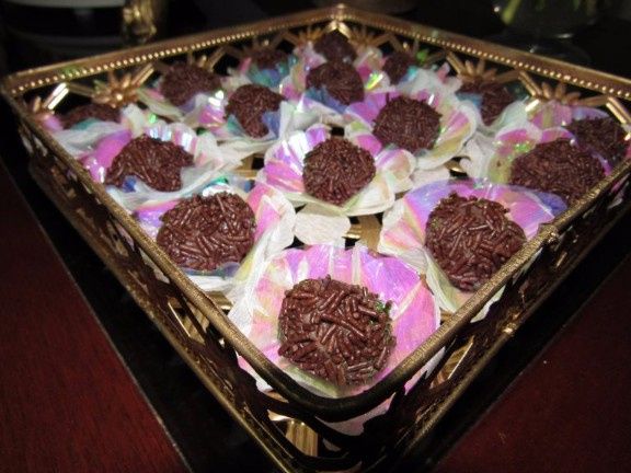 Peça dourada com Brigadeiros