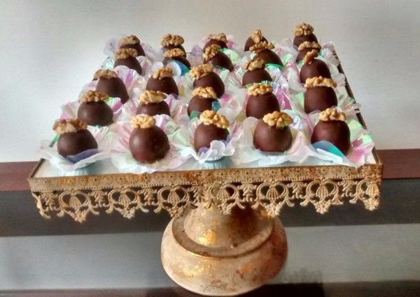 Peça dourada com bombons