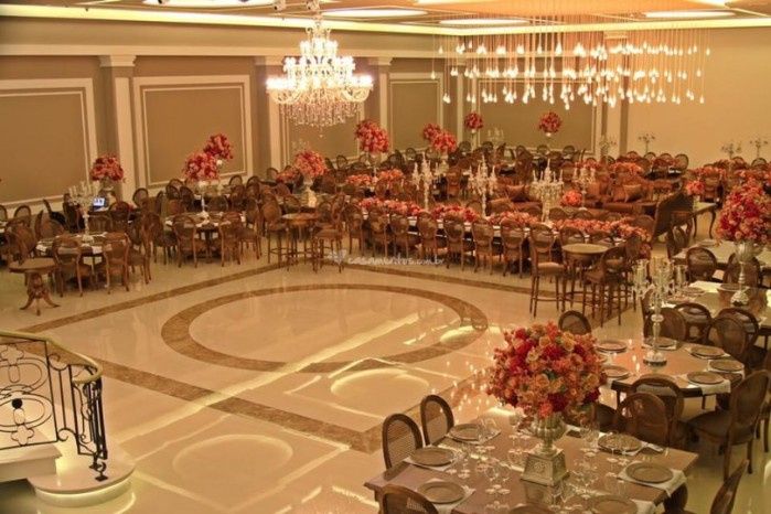 Vista de cima do salão, mesas em madeira maciça