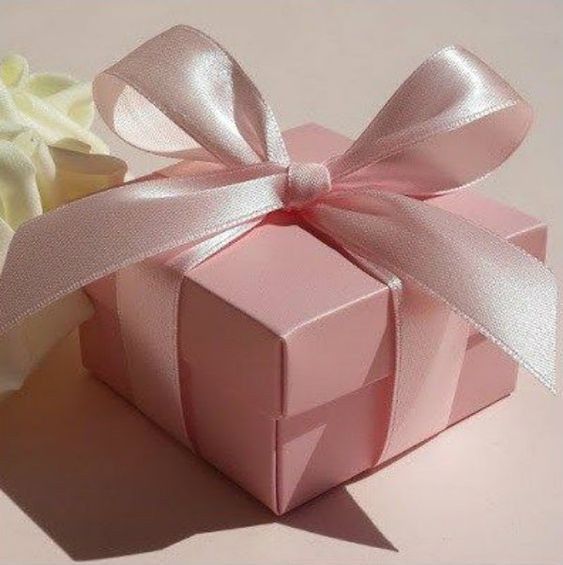 Caixinha rosa super refinada com laço: delicadeza total!
