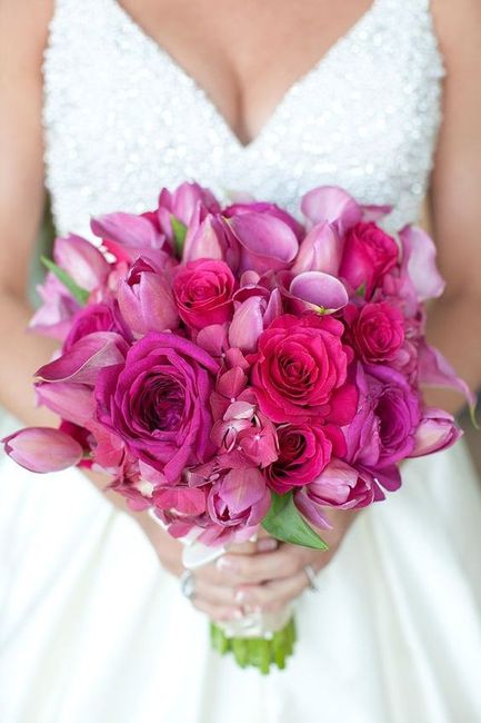 Pode ser todo em rosa choque, olha que contraste LINDO com o vestido!