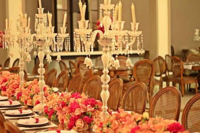 Detalhes da decoração, flores e candelabros