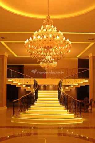 Escadaria maravilhosa com lustre