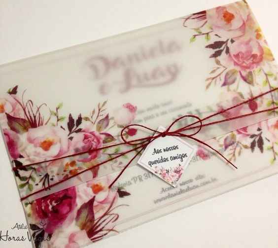 Os envelopes transparentes estão super em alta! Com essas flores então...