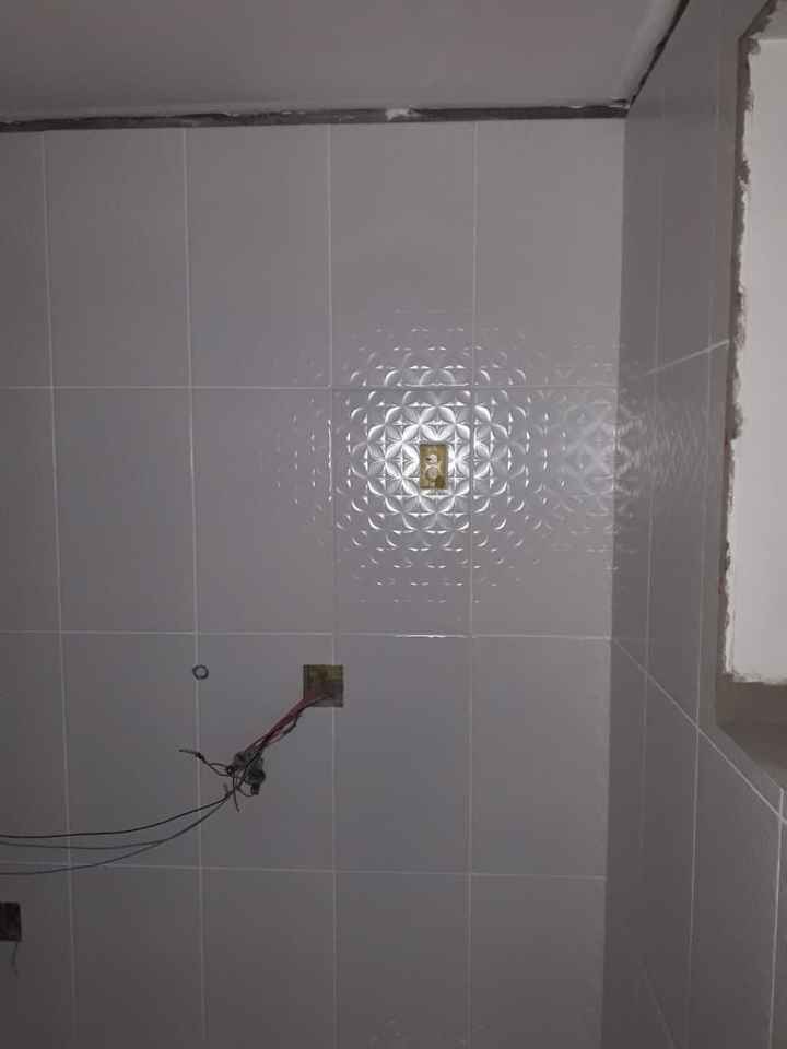 Paredes da cozinha sendo azulejadas