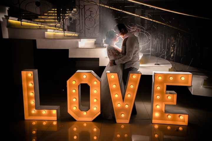 Letreiro LOVE iluminado