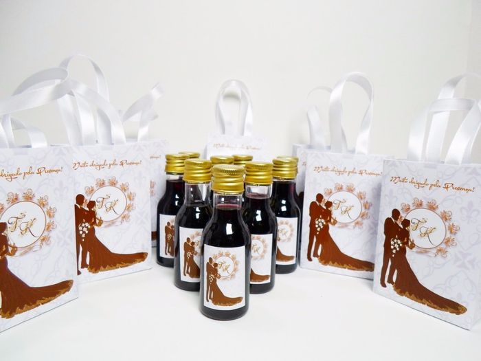 Essas mini garrafas já chegam acompanhadas com a sacolinha e custa 7 reais no Elo7