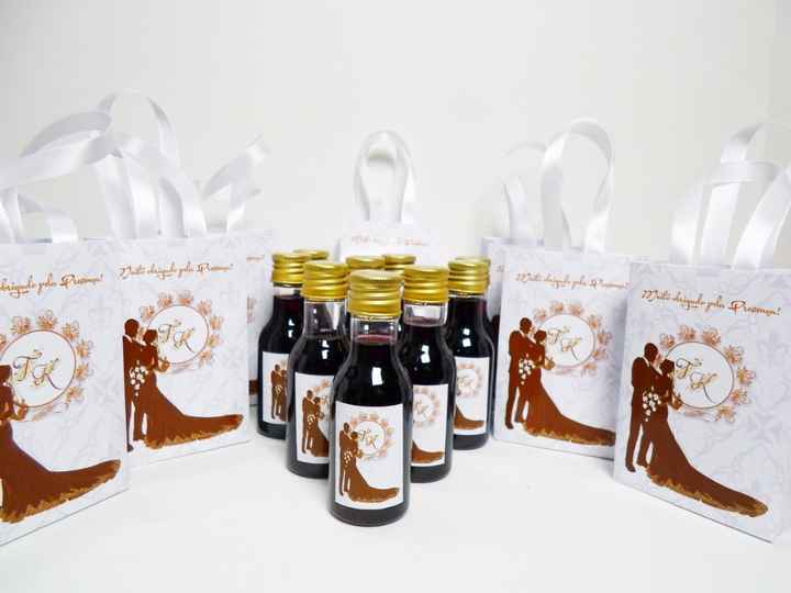 Essas mini garrafas já chegam acompanhadas com a sacolinha e custa 7 reais no Elo7