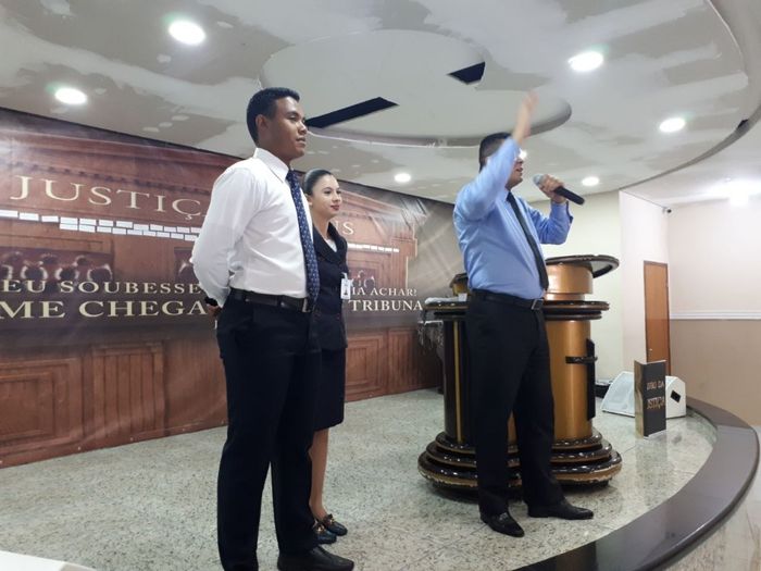 Nosso noivado sendo apresentado na Igreja 