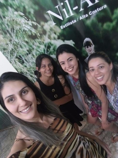 Indo ver os vestidos com algumas das madrinhas!