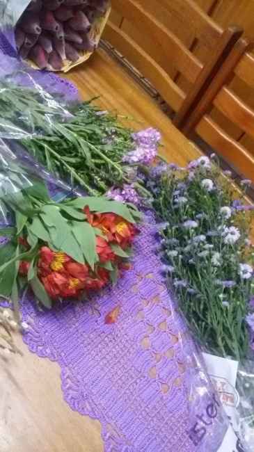 Flores compradas na Feira das flores do Ceagesp. Maço de astromélias, rabo de trigre uma outra flor 