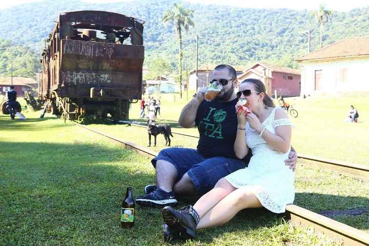Meu namorado faz cerveja artesanal, então ele levou uma para tirar foto. Eu preferi levar um cup cak
