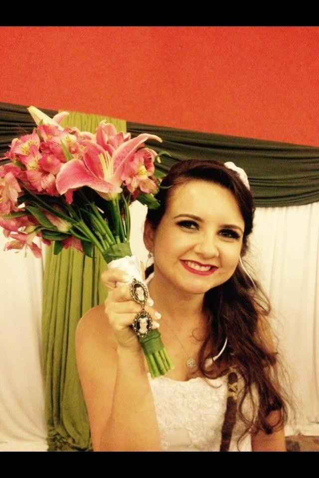 Eu e meu buque de Lírios com um relicário com a foto dos meu pais