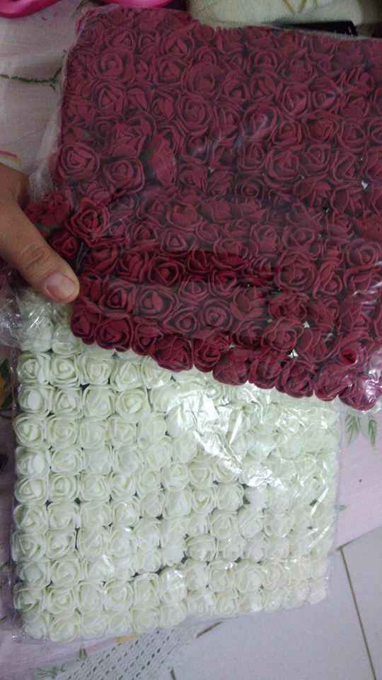Flores artificiais para os arranjos das mesas dos convidados