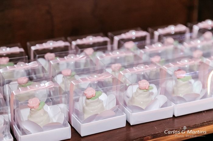 Nossas lembrancinhas foram mini bolinhos recheados.