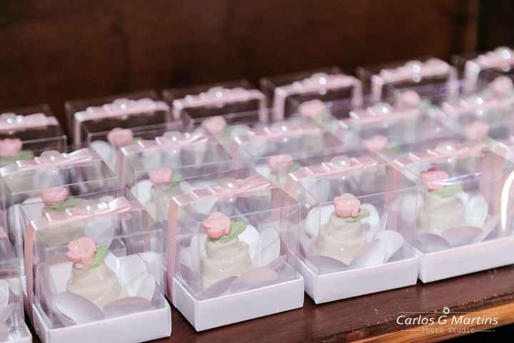 Nossas lembrancinhas foram mini bolinhos recheados.